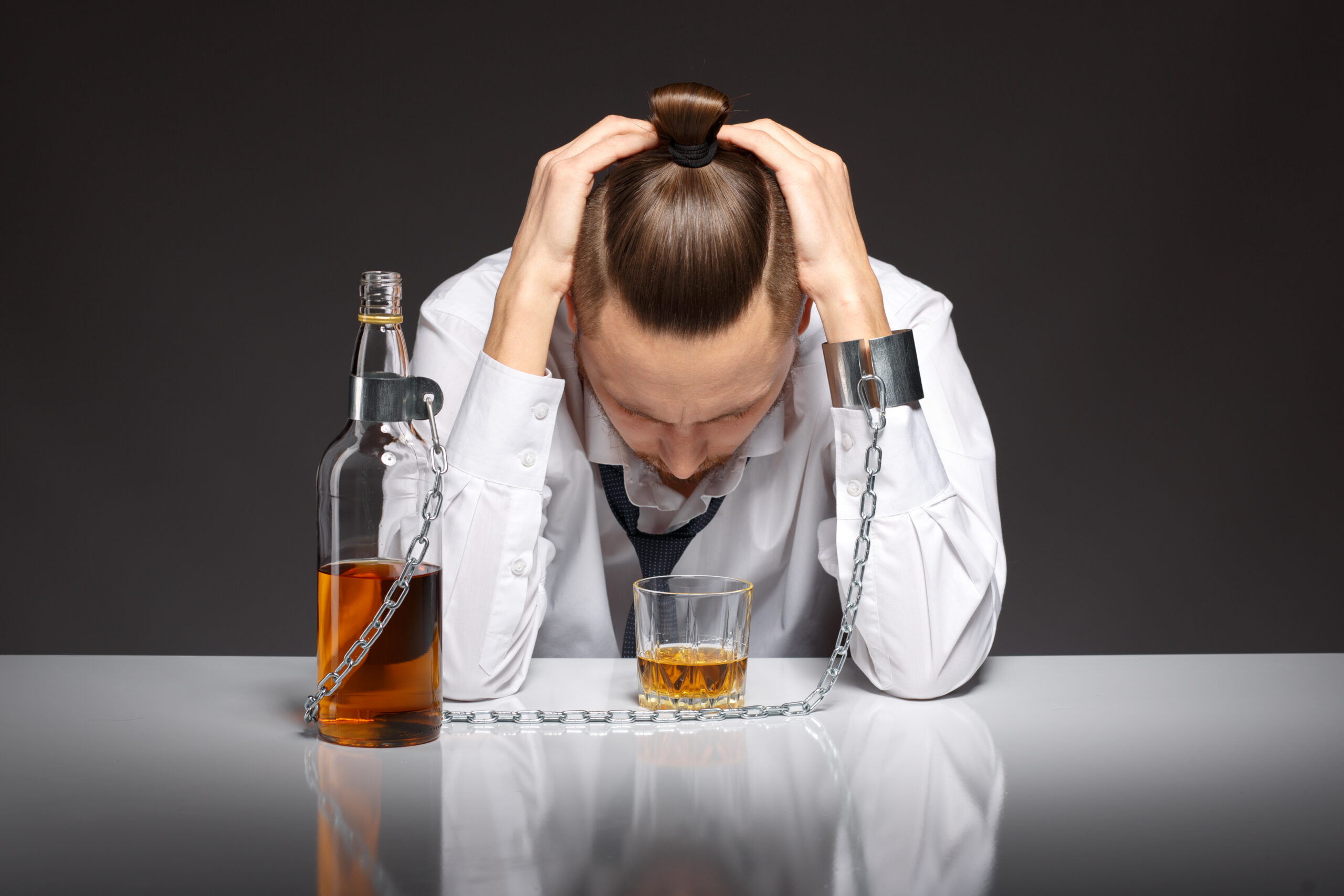 A compulsão por álcool é um problema que afeta milhões de pessoas ao redor do mundo, causando sérios prejuízos à saúde física, mental e social dos indivíduos.